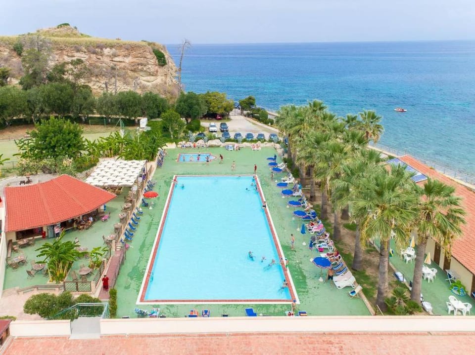 Pool view, Swimming pool, young children