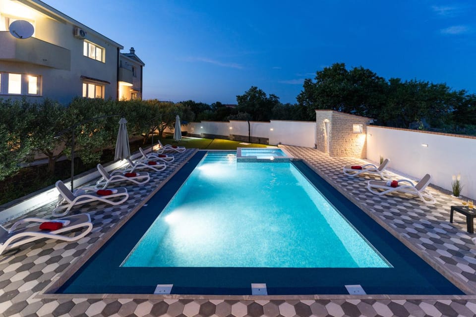 Garden, Hot Tub
