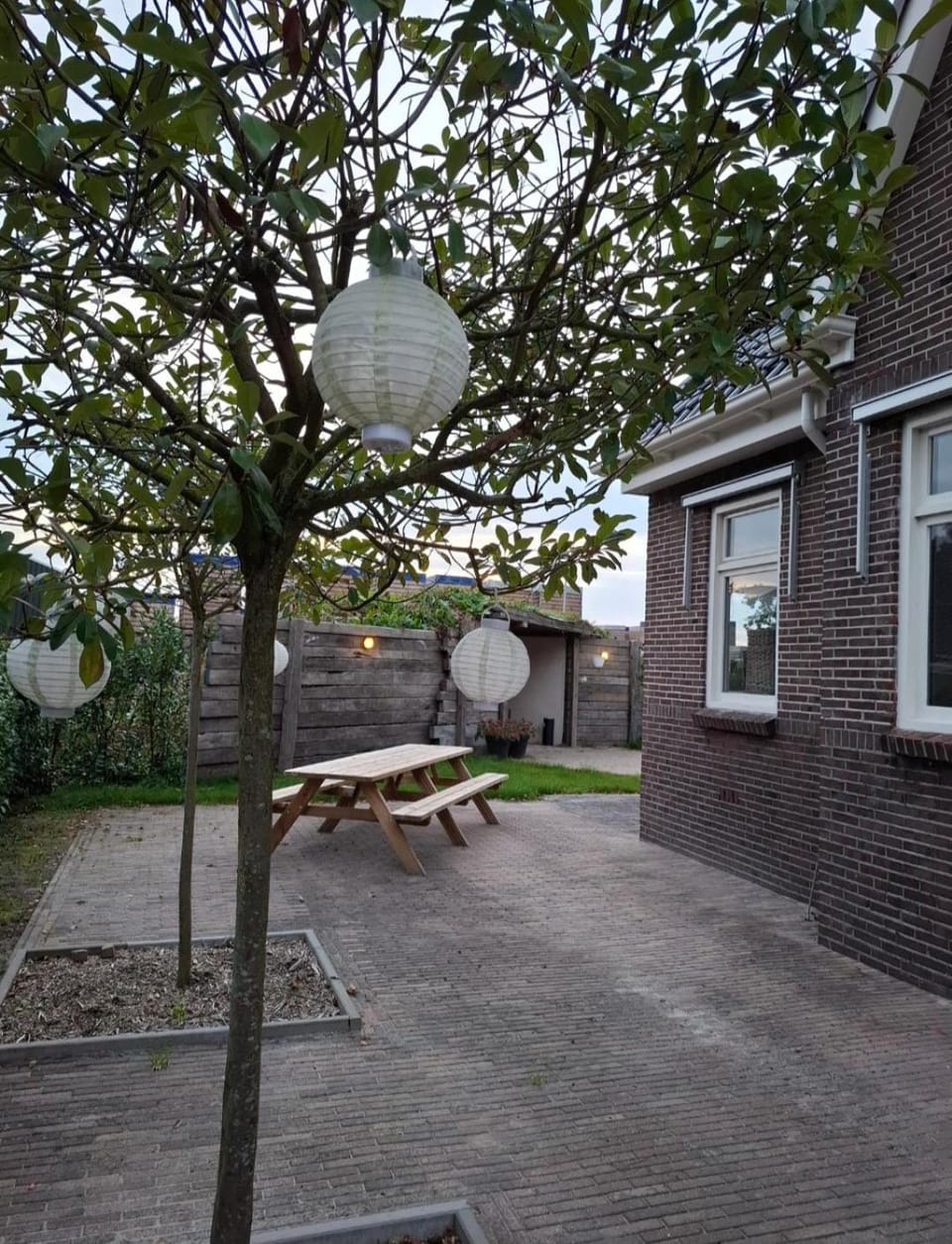 Property building, Day, Garden, Balcony/Terrace
