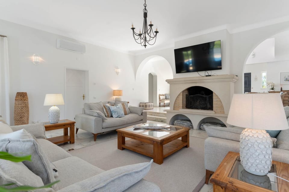 Golf Front Luxury Villa with Heated Pool and Sunset Views Villa in Alvor