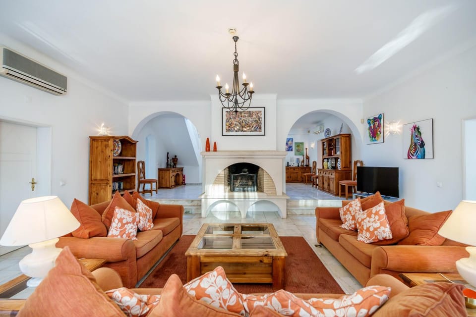 Golf Front Luxury Villa with Heated Pool and Sunset Views Villa in Alvor