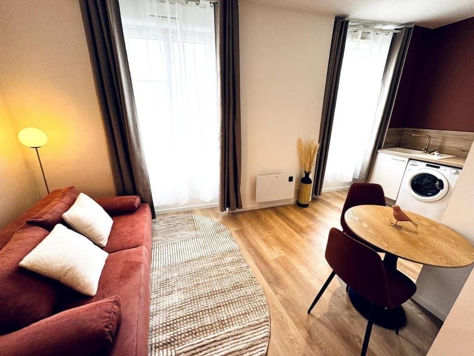 54 Tolstoi 2 1 Bedroom Totem Apartment in Villeurbanne