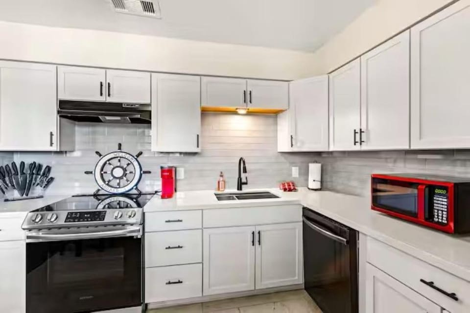 The Tides of Galveston Pet Friendly Walk to Beach Apartment in Galveston Island