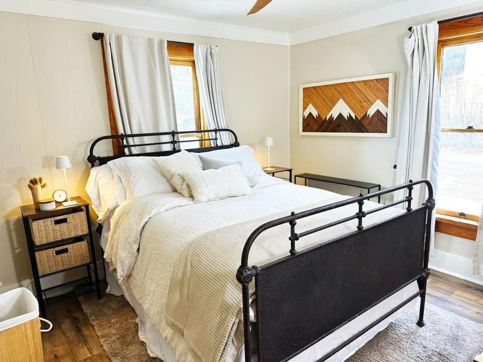 Bed, Photo of the whole room, Bedroom