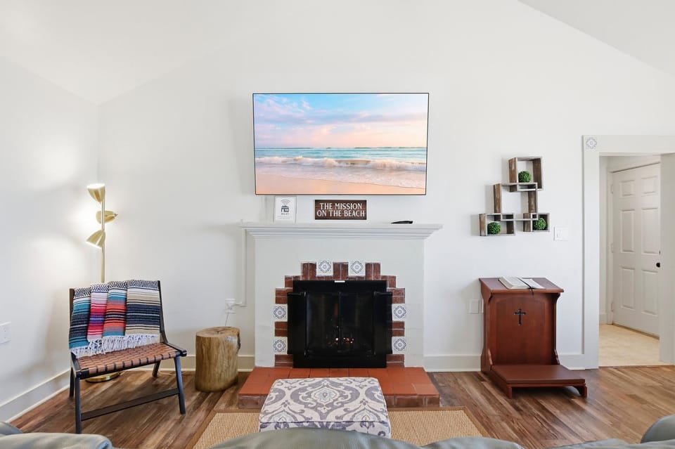 TV and multimedia, Living room, Seating area, fireplace