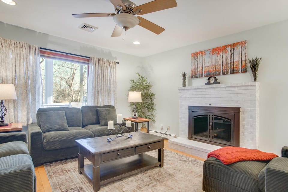 Walk to Sagamore Beach! Curated + Spacious Cottage House in Sagamore Beach