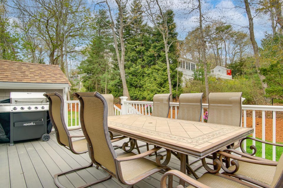 Walk to Sagamore Beach! Curated + Spacious Cottage House in Sagamore Beach