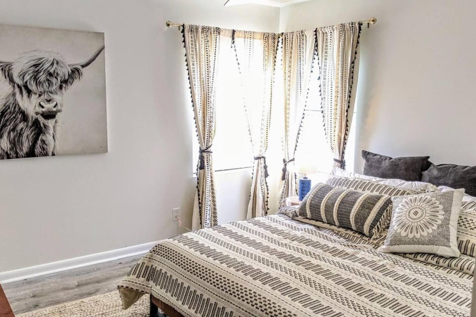 Trendy & Comfy Oasis: Near Beach - Backyard - Pkg! House in Sunnyside