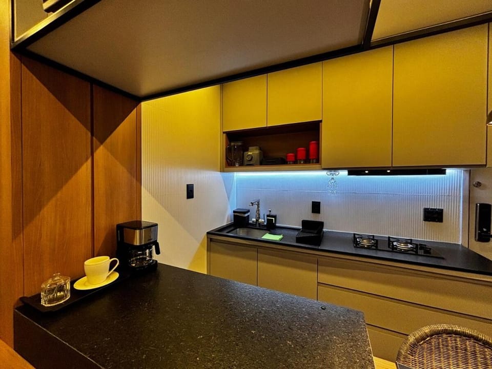 Coffee/tea facilities, Kitchen or kitchenette, minibar, stove