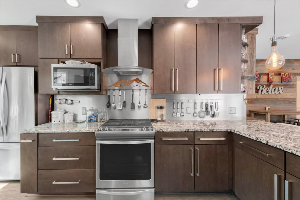 Hot Tub Soaks & Foodie Strolls! Berkeley Area Base House in Denver