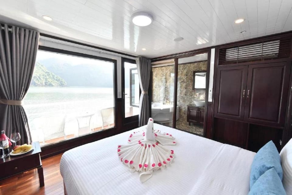 Photo of the whole room, Lake view, River view