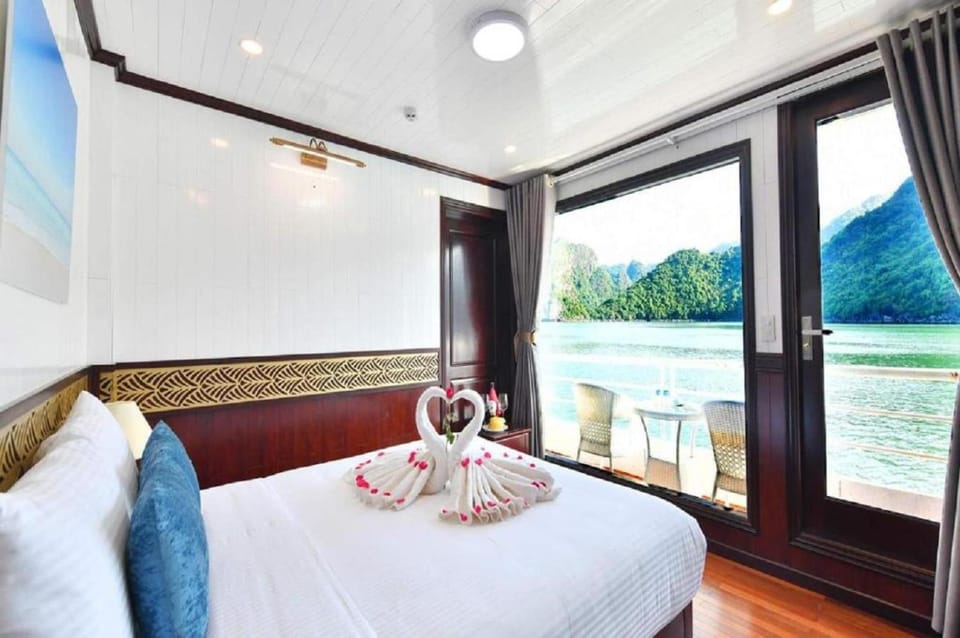 Property building, Bed, Natural landscape, Photo of the whole room, Bedroom, Mountain view, River view, Swimming pool