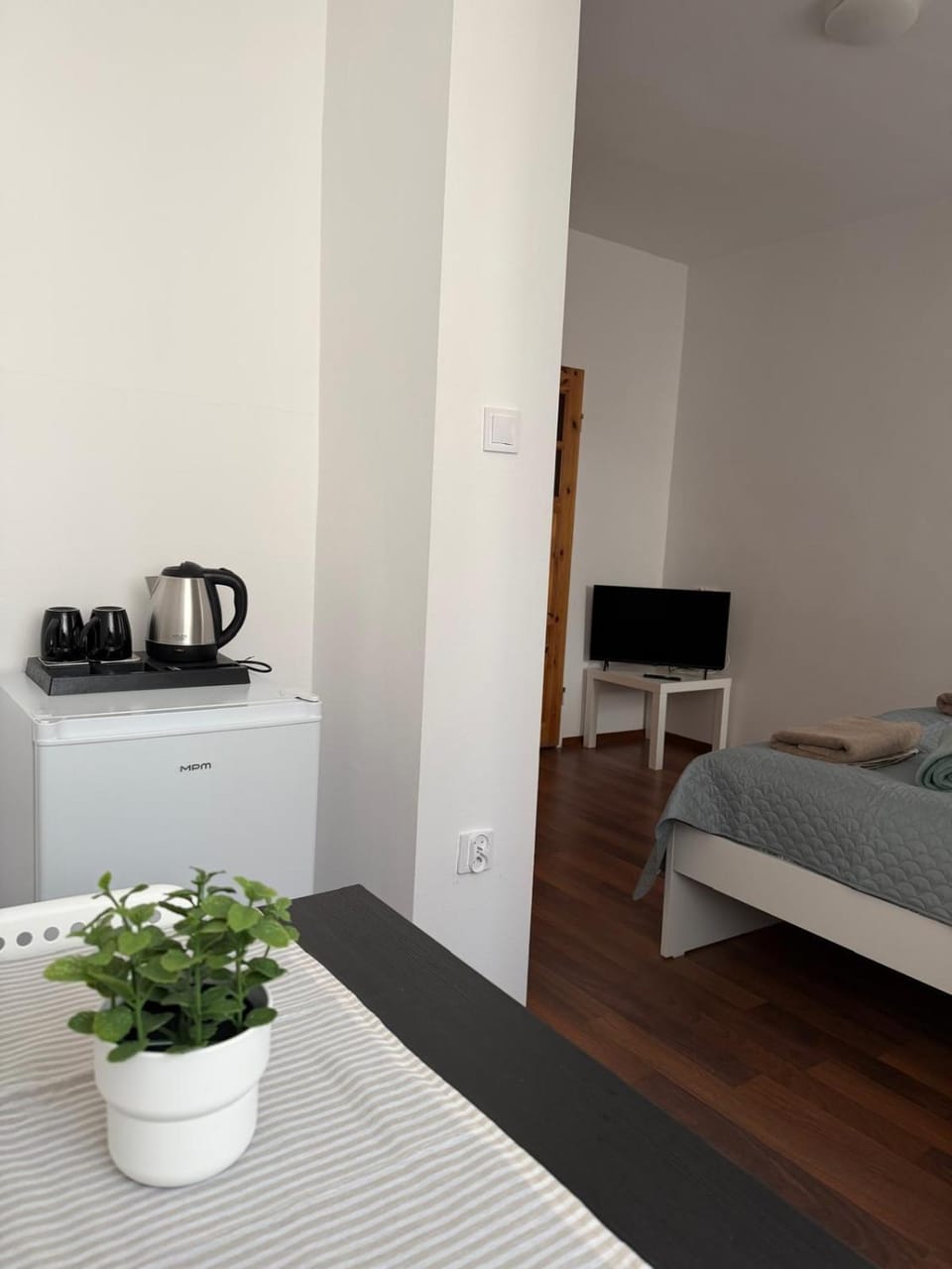 Bed, Coffee/tea facilities, Living room, Photo of the whole room, Bedroom