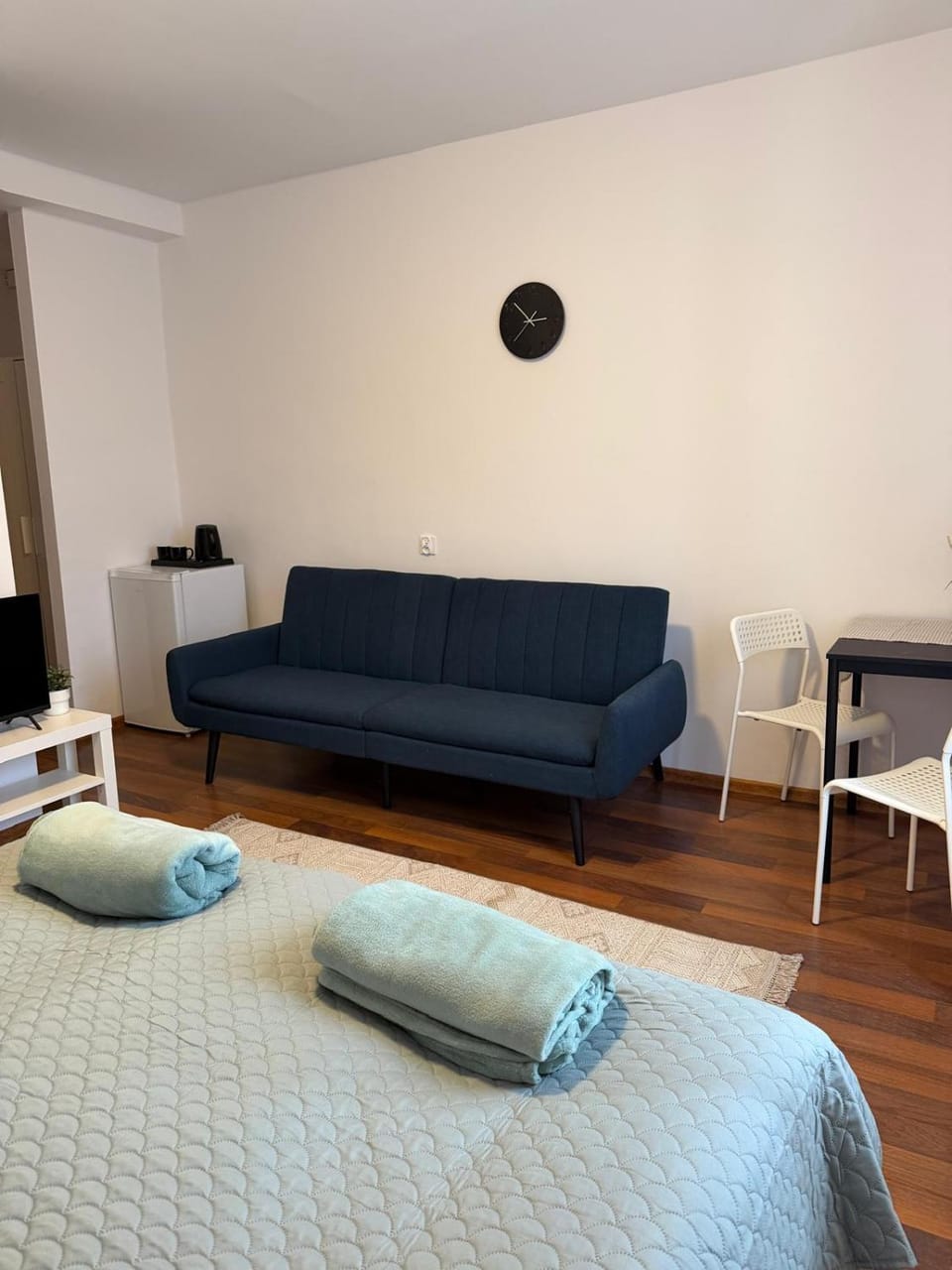 Bed, Photo of the whole room, Seating area, Bedroom