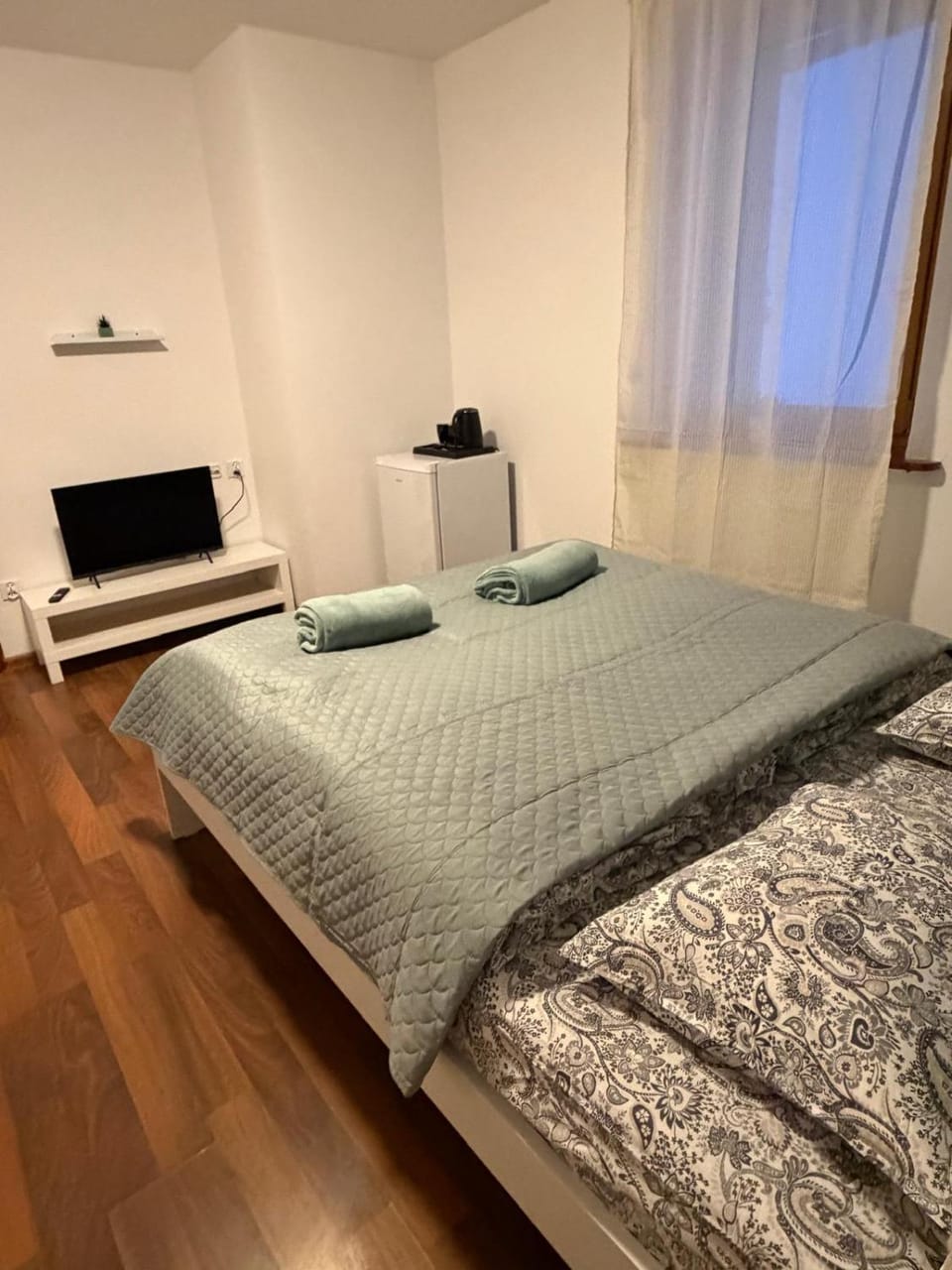 Bed, TV and multimedia, Photo of the whole room, Bedroom, towels