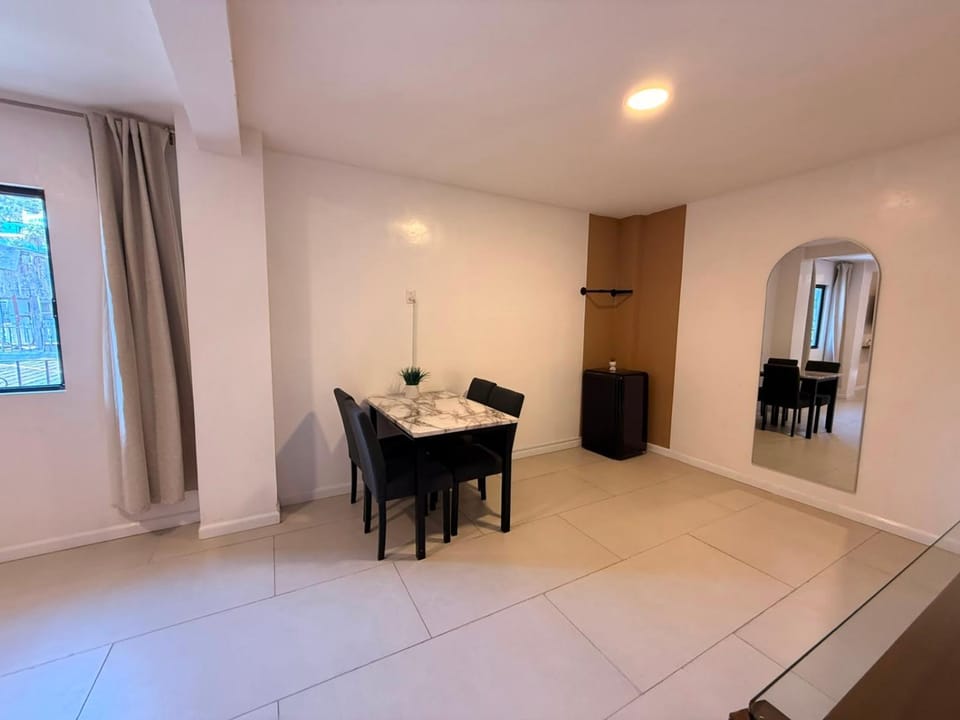 Seating area, Dining area, minibar