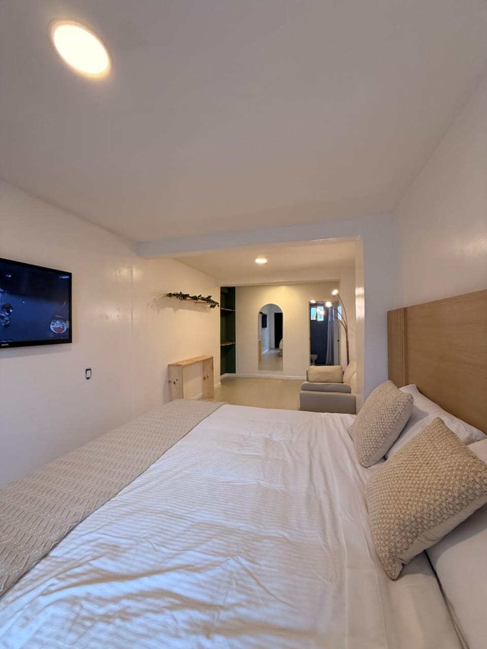 Bed, TV and multimedia, Photo of the whole room, Bedroom