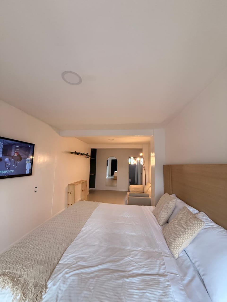 Bed, TV and multimedia, Photo of the whole room, Bedroom