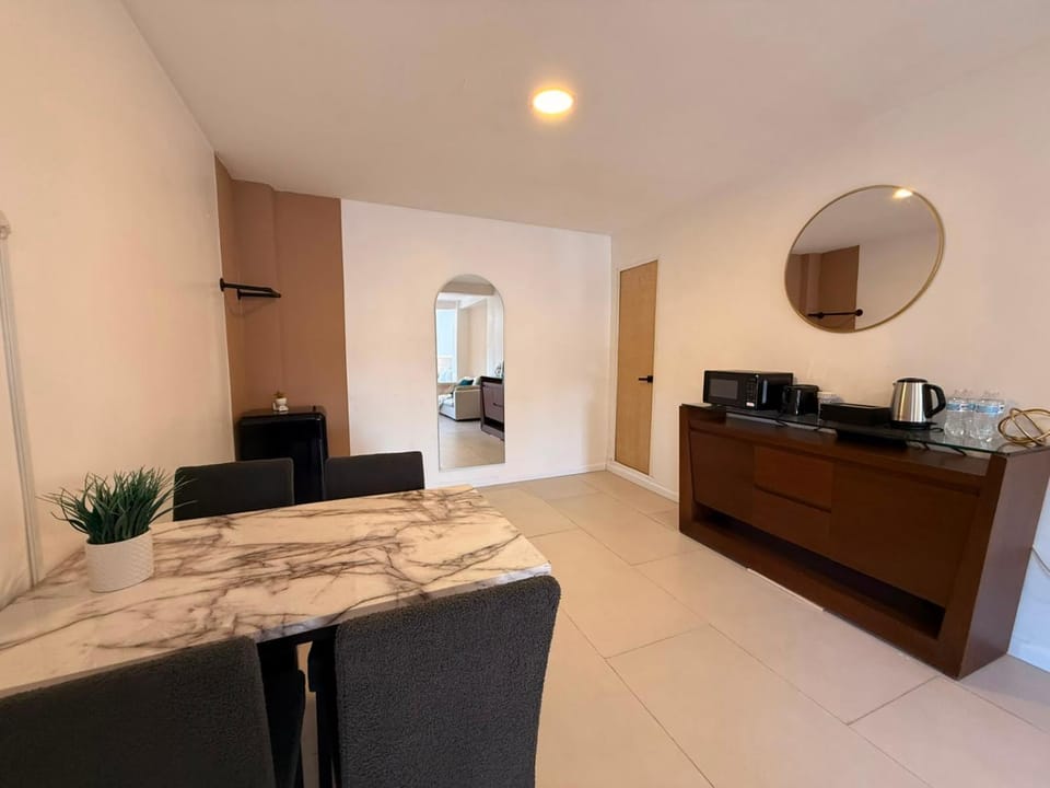 Kitchen or kitchenette, Dining area, minibar