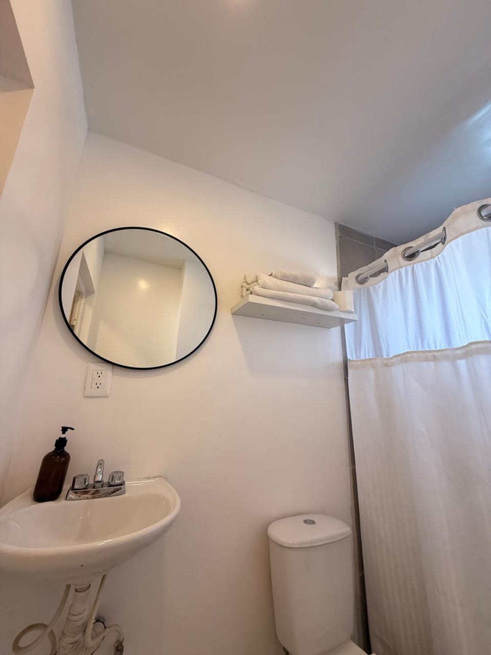 Shower, Toilet, Bathroom, towels