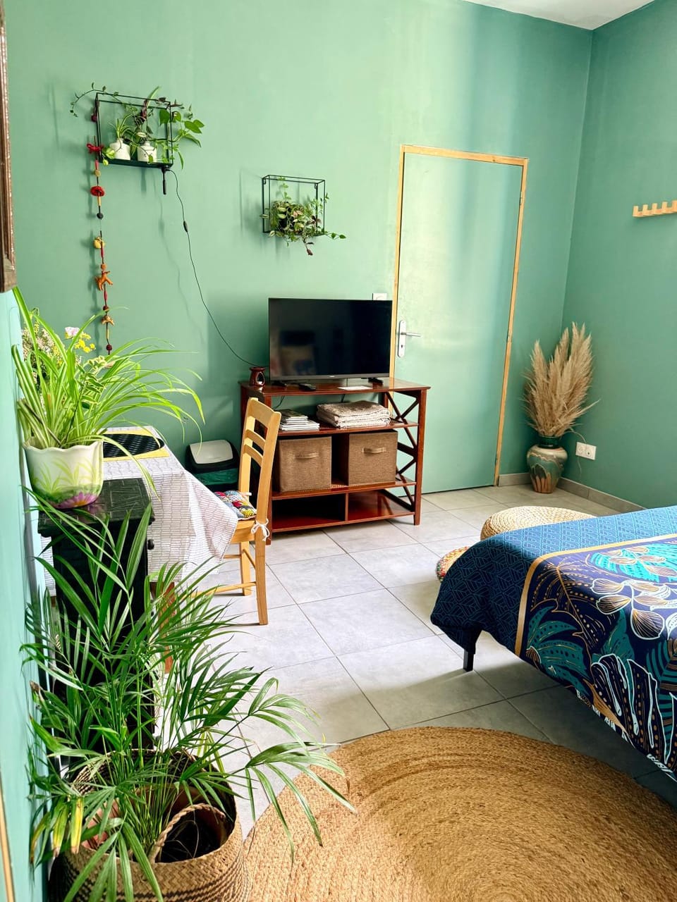 Chambre bohème avec salle de bain privée et vue jardin Campagne bordelaise Vacation rental in Nouvelle-Aquitaine