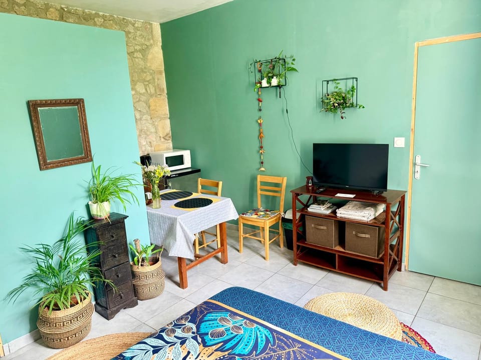 Chambre bohème avec salle de bain privée et vue jardin Campagne bordelaise Vacation rental in Nouvelle-Aquitaine