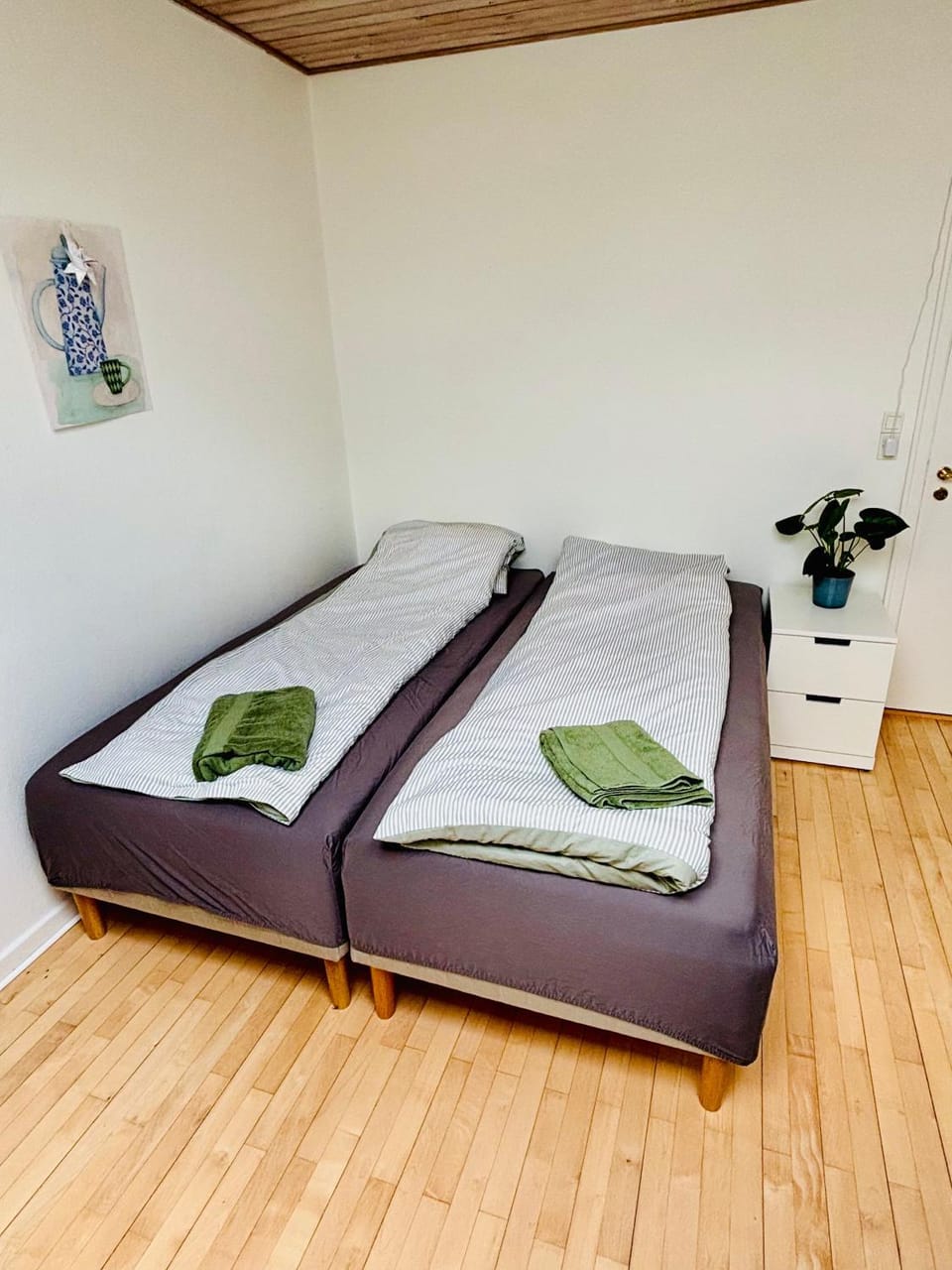 Bed, Bedroom, towels
