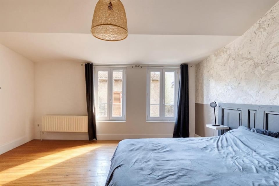Photo of the whole room, Bedroom