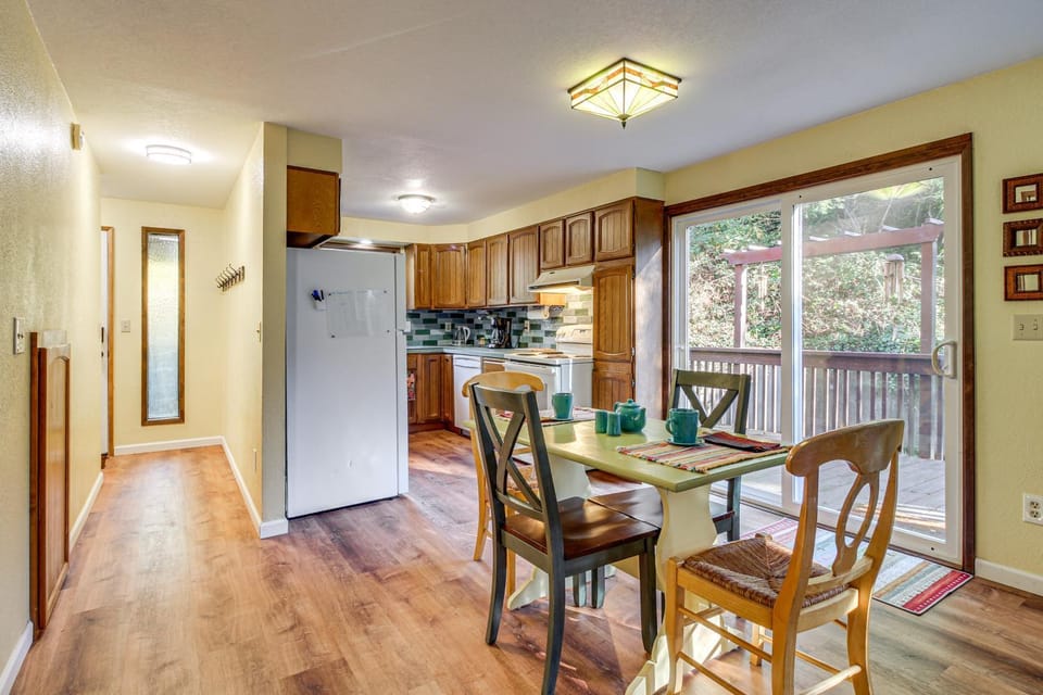 Walk to Mingus Park! Wooded Coos Bay Getaway House in Coos Bay