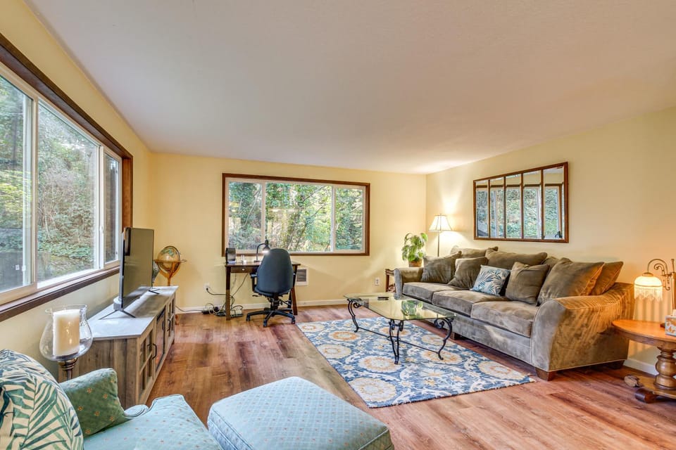 Walk to Mingus Park! Wooded Coos Bay Getaway House in Coos Bay