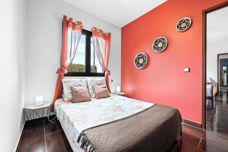 Photo of the whole room, Decorative detail, Bedroom, storage, air conditioner