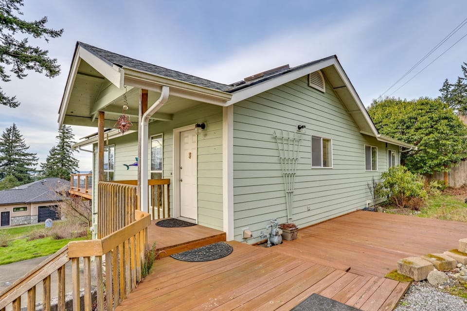 Walk to Lake Padden Bellingham Home with Deck House in Bellingham