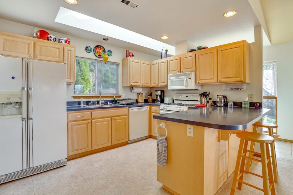 Walk to Lake Padden Bellingham Home with Deck House in Bellingham