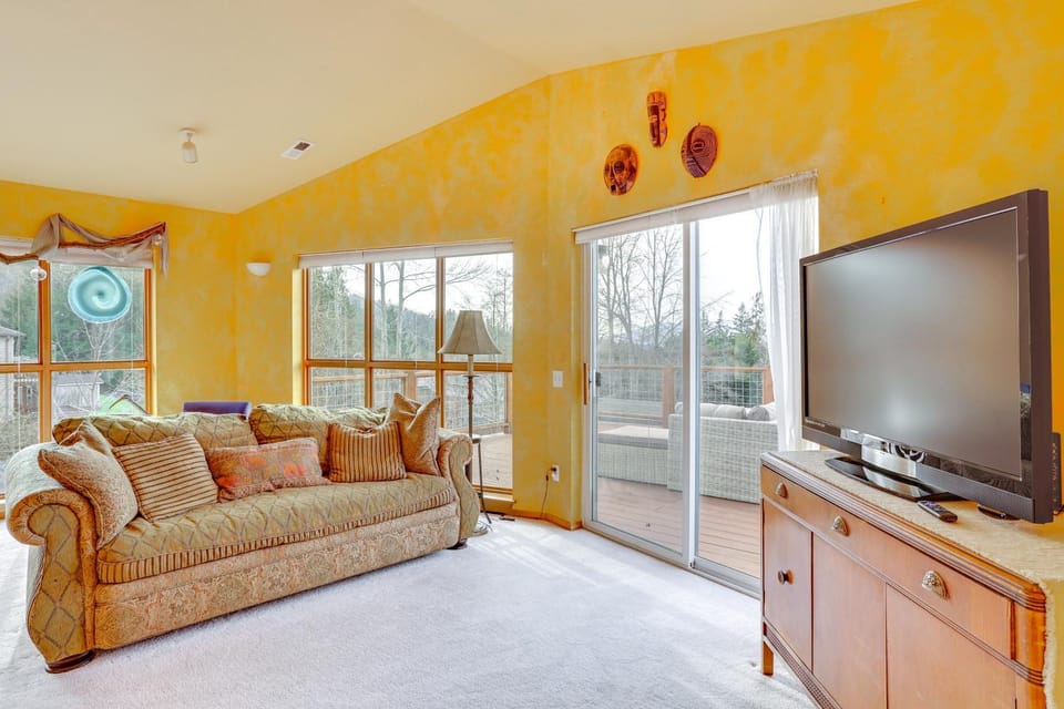 Walk to Lake Padden Bellingham Home with Deck House in Bellingham