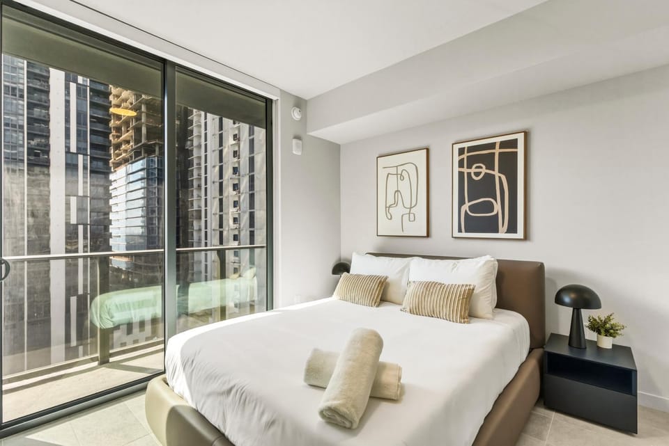 Bed, Bedroom, towels
