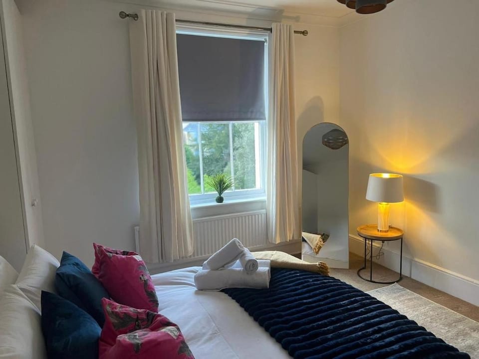 Stylish 1BR Teddington Flat Near Thames River Apartment in Kingston upon Thames