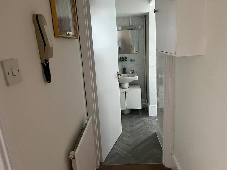 Stylish 1BR Teddington Flat Near Thames River Apartment in Kingston upon Thames
