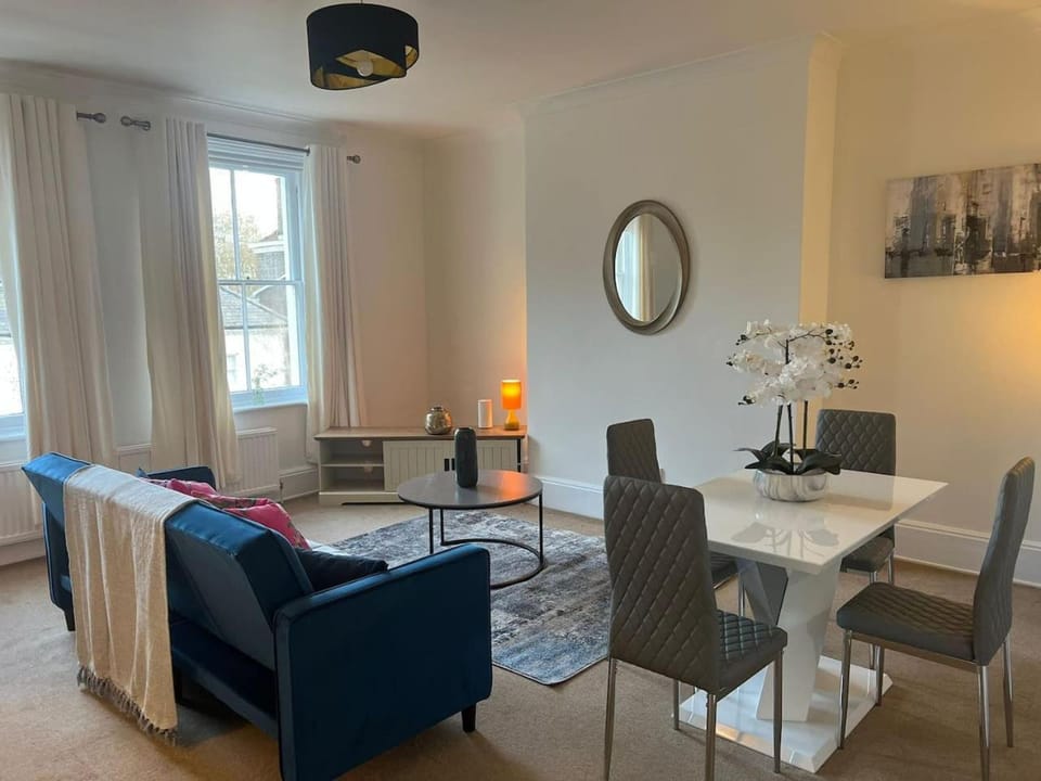 Stylish 1BR Teddington Flat Near Thames River Apartment in Kingston upon Thames