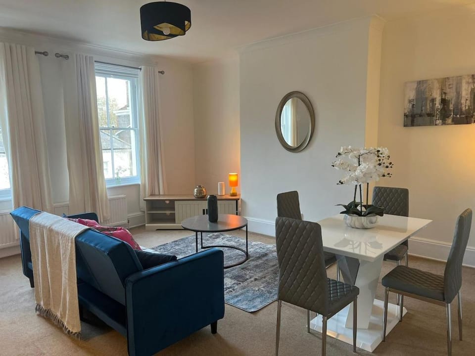 Stylish 1BR Teddington Flat Near Thames River Apartment in Kingston upon Thames