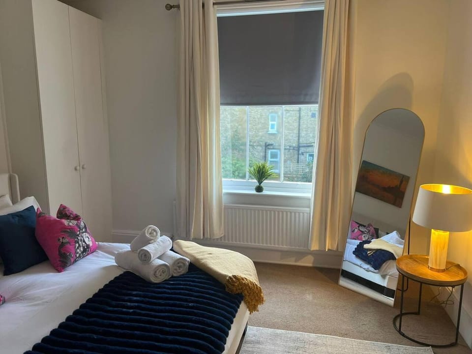Stylish 1BR Teddington Flat Near Thames River Apartment in Kingston upon Thames