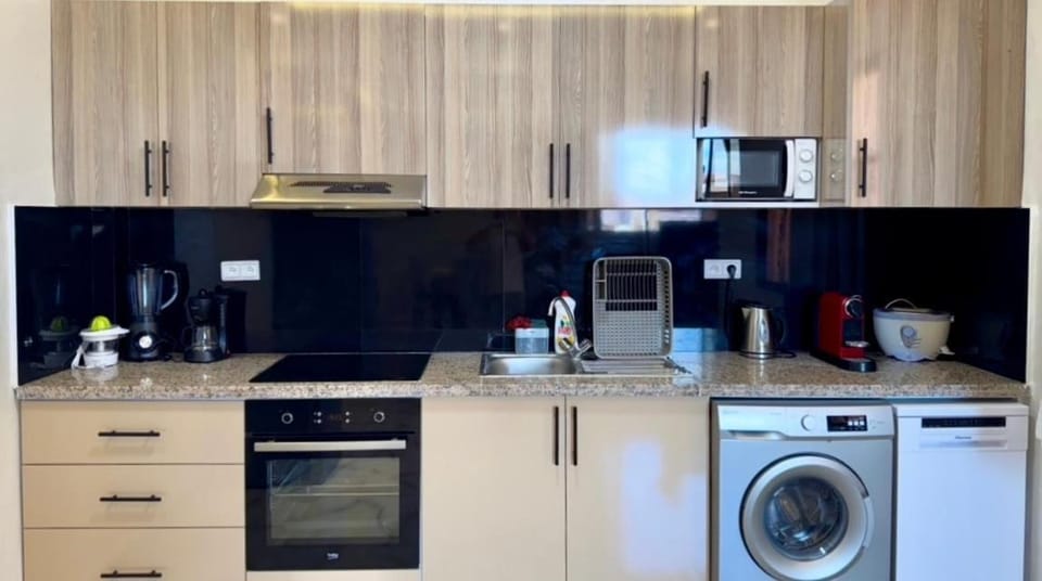 Coffee/tea facilities, Kitchen or kitchenette, dishwasher, microwave, stove, toaster, toaster, washing machine, washing machine, kitchen