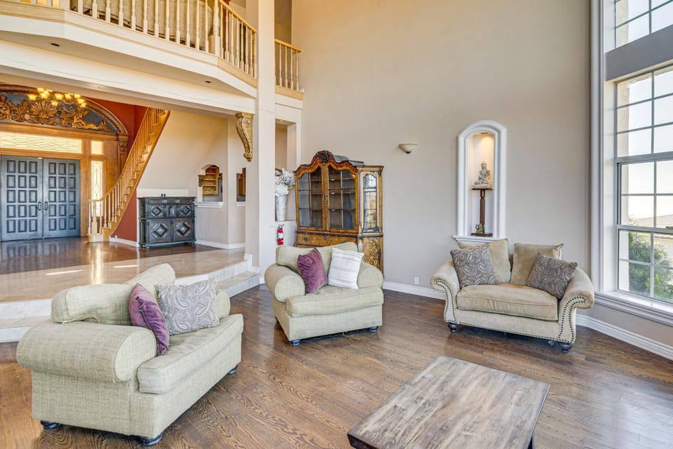 Private Grounds w/ Mtn Views: Luxury Topanga Villa Villa in Topanga