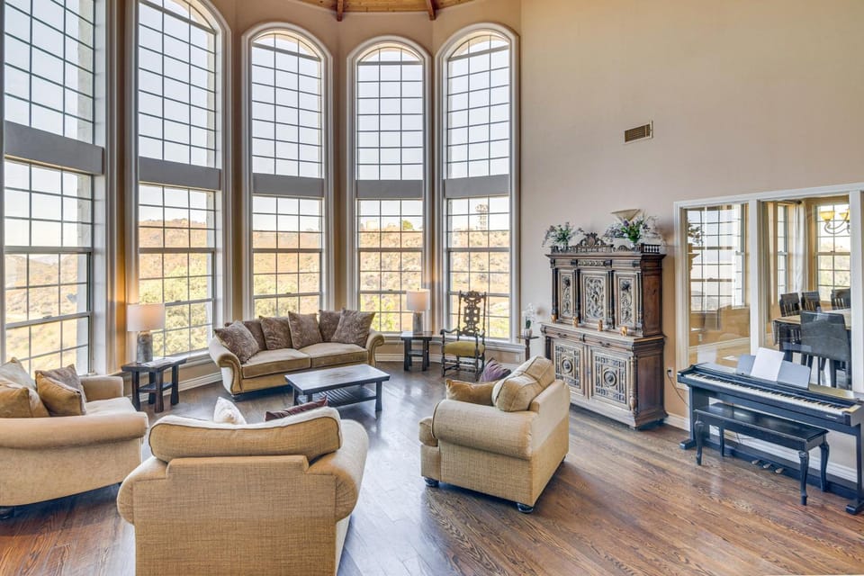 Private Grounds w/ Mtn Views: Luxury Topanga Villa Villa in Topanga