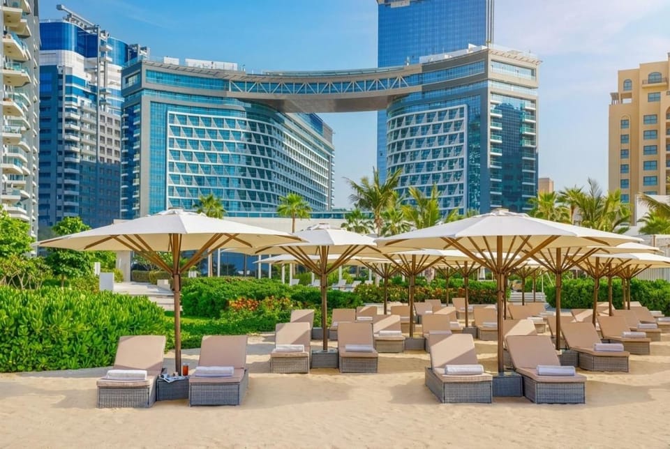 Seven Palm! Incredible Rooftop Infinity Pool! Private Beach Access! Apartment in Dubai