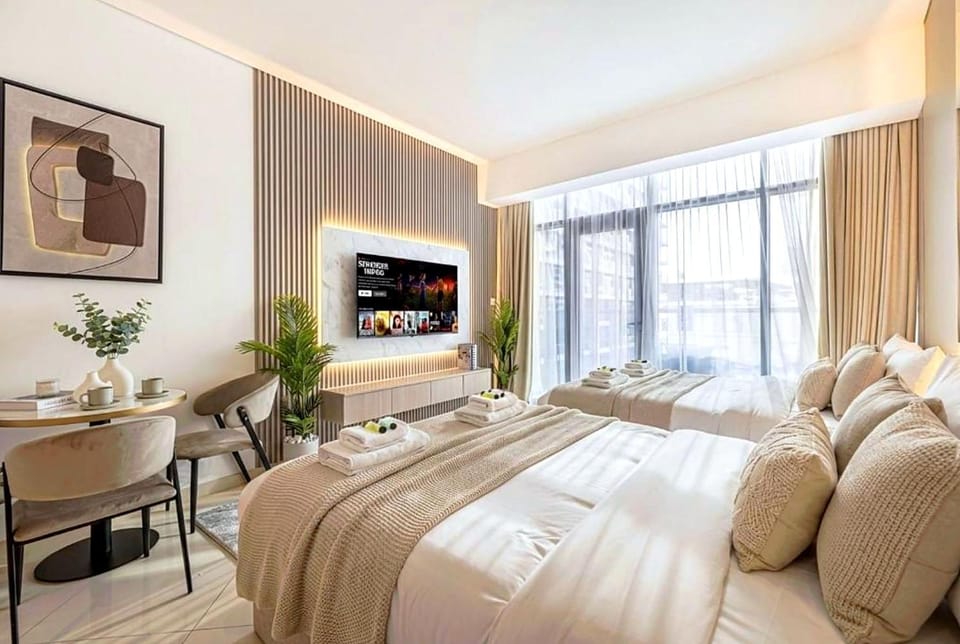Seven Palm Studio Rooftop Infinity Pool and Beach Access Apartment in Dubai