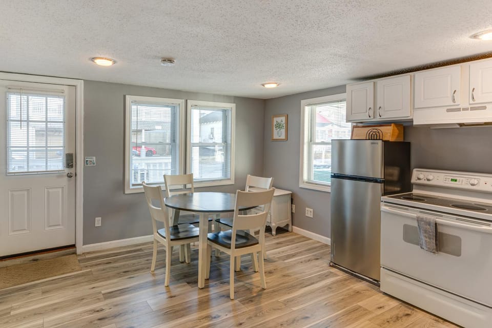 Walk to Public Beach Access! Breezy Hampton Condo Apartment in Hampton Beach
