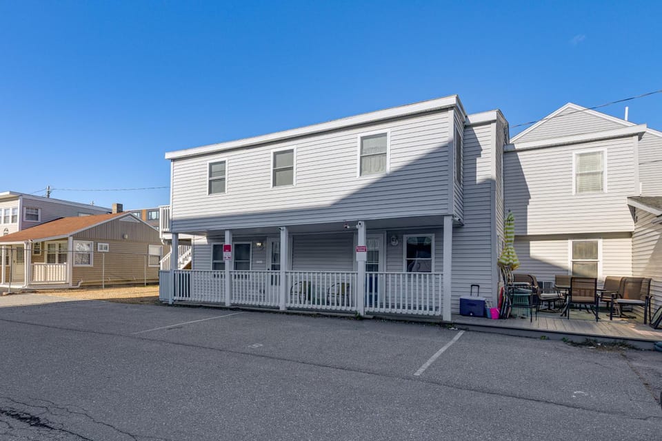 Walk to Public Beach Access! Breezy Hampton Condo Apartment in Hampton Beach