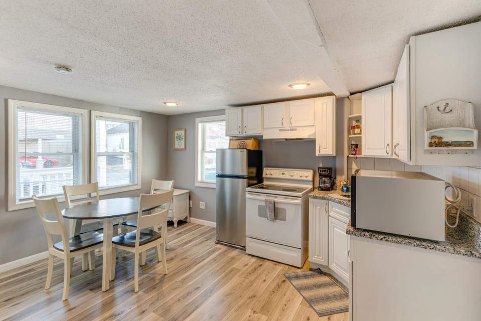 Walk to Public Beach Access! Breezy Hampton Condo Apartment in Hampton Beach