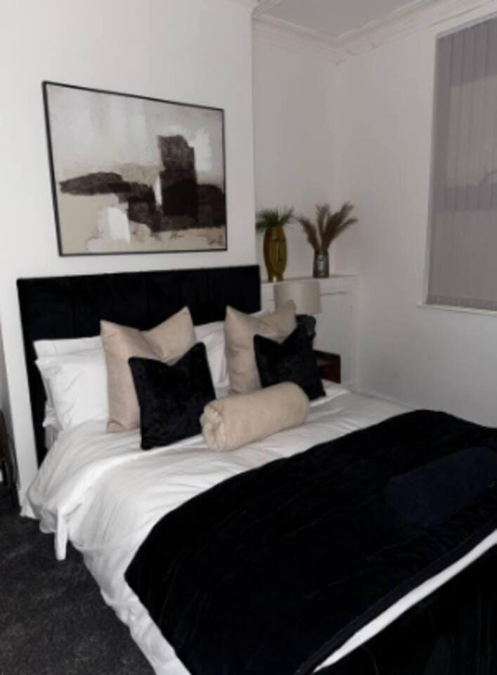 Spacious 5-BR Home | Ideal for Contractors House in Warrington