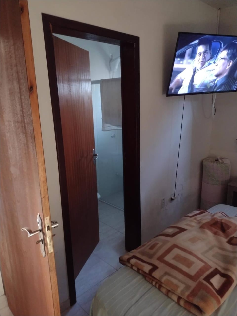 Bed, TV and multimedia, wardrobe